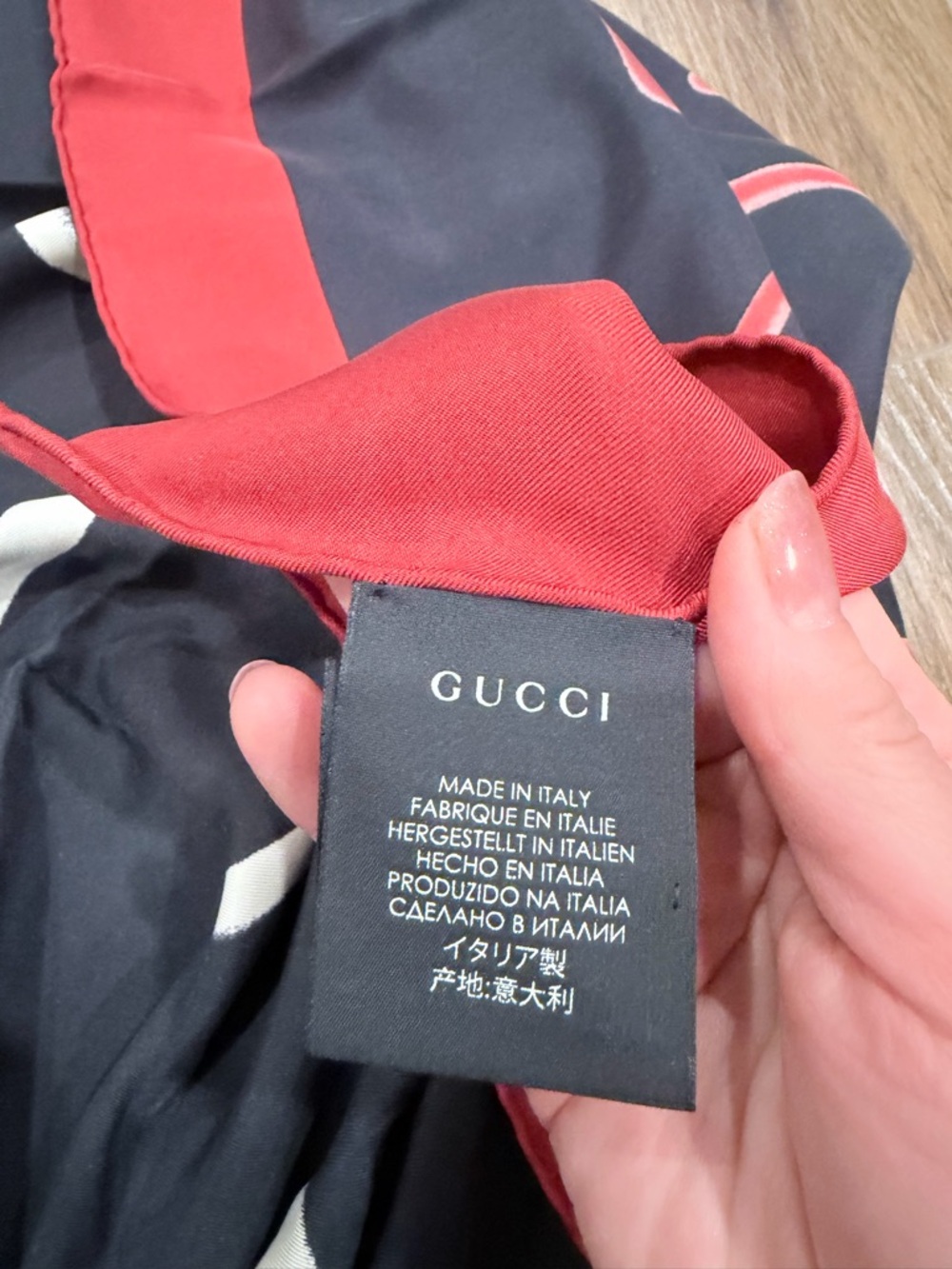 New Gucci Black Red Silk Square Scarf with Gucci Is life SZ 90x90cm - Picture 5 of 8